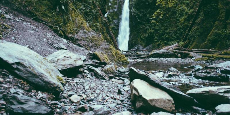 未来网络技术融合：MPLS与SD-WAN的演进策略与网络安全新范式